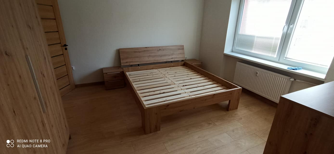 Manželská posteľ z masívneho dekoru